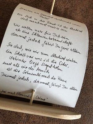 Von Hand geschriebener Text auf einem Segel in Miniformat