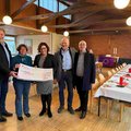 Spendenübergabe als Grund zur Freude: (von links) Pastor Rainer Karstens, Pastorin Claudia Heynen, Bürgermeisterin Janet Sönnichsen sowie Jan Homfeld und Niko Pavlovic von der Neuwerker Scheiben-Schützen-Gilde. Spendenübergabe als Grund zur Freude: (von links) Pastor Rainer Karstens, Pastorin Claudia Heynen, Bürgermeisterin Janet Sönnichsen sowie Jan Homfeld und Niko Pavlovic von der Neuwerker Scheiben-Schützen-Gilde.