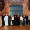 Viele Personen haben sich in der Kirche aufgereiht.