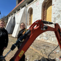 Pastorin Diana Krückmann (links) und Architektin Kerstin Solterbeck begutachten die Baustelle. Pastorin Diana Krückmann (links) und Architektin Kerstin Solterbeck begutachten die Baustelle.